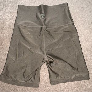 TNA (ARITZIA) 7” ATMOSPHERE SHORTS